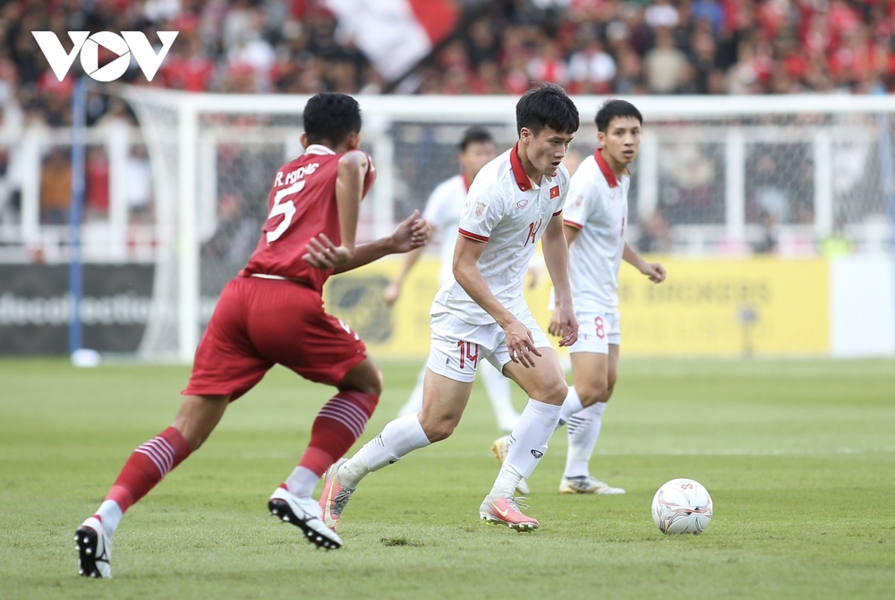 TRỰC TIẾP ĐT Indonesia 0-0 ĐT Việt Nam: Văn Lâm liên tiếp cứu thua - Ảnh 1.