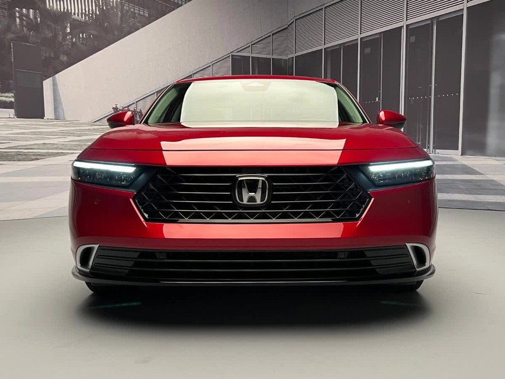 Honda Accord 2023 chốt giá quy đổi từ 666 triệu đồng: Nhiều công nghệ, động cơ hybrid cạnh tranh Camry - Ảnh 4.