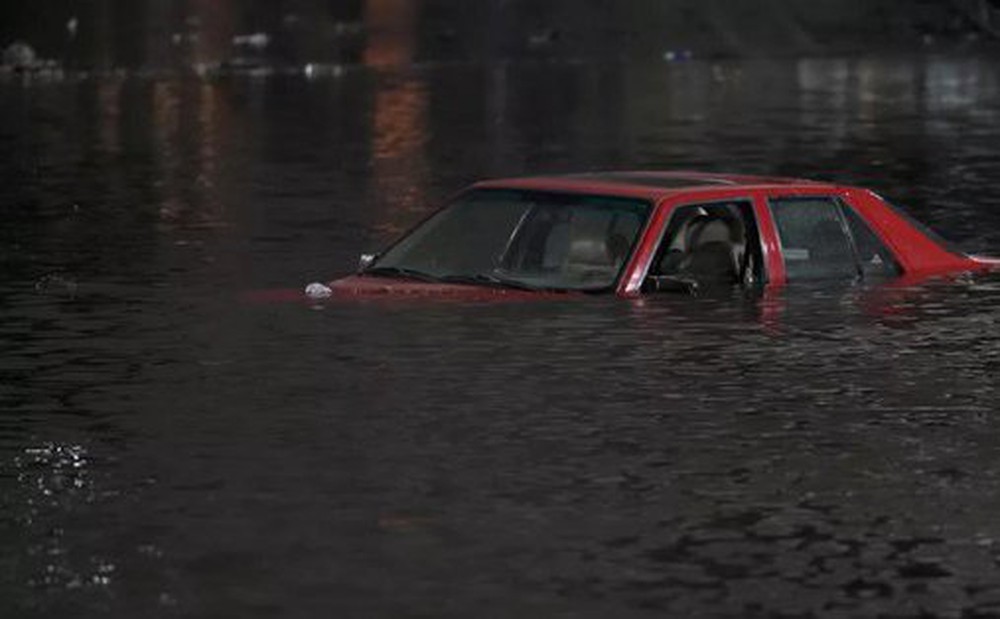 Sông khí quyển và bom lốc xoáy liên thủ, California thành biển nước, tuyết