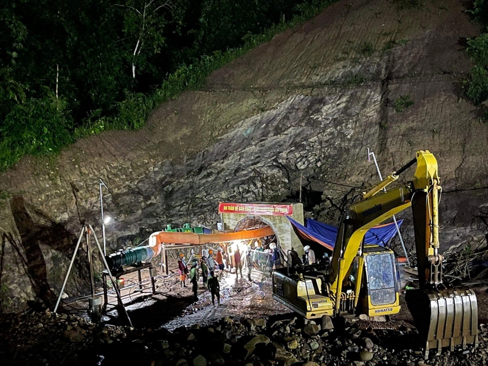 Một công nhân bị đá rơi vào đầu tử vong trong hầm thủy điện ở Điện Biên - Ảnh 1.