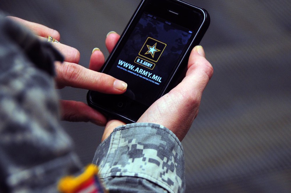 Smartphone là tử thần của lính Nga, bùa hộ mệnh của lính Mỹ - Ảnh 2.
