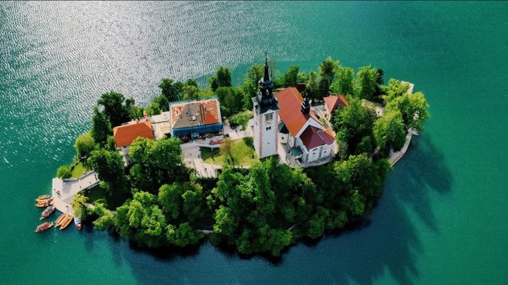 Kỳ nghỉ cổ tích với lâu đài đồ sộ và những hồ nước thiên đường ở châu Âu - Ảnh 1.