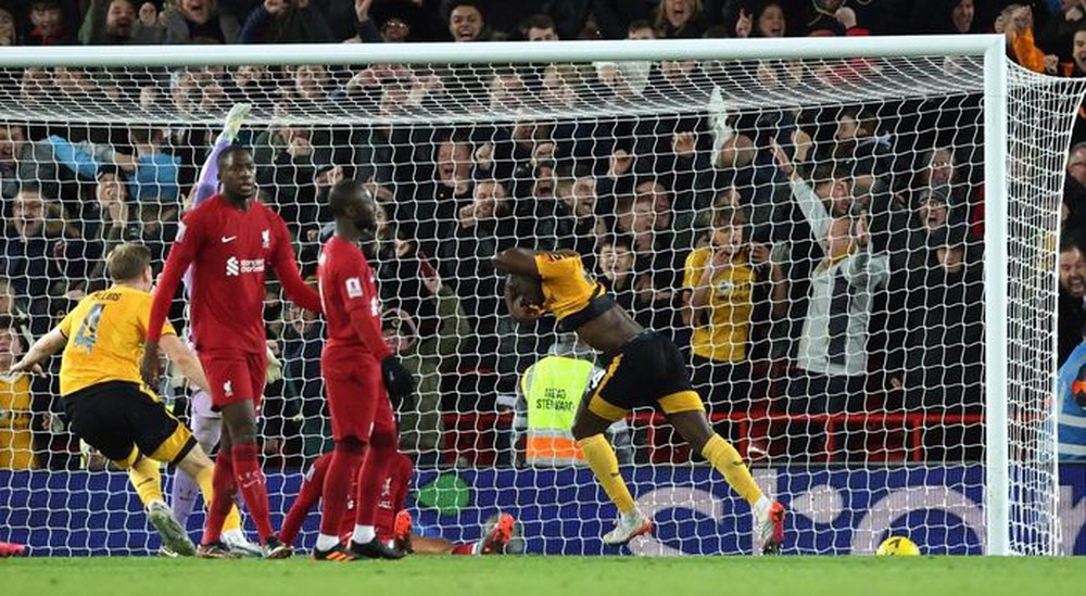 Thủ môn Alisson tặng quà đối thủ, Liverpool may mắn thoát thua ở FA Cup - Ảnh 8.