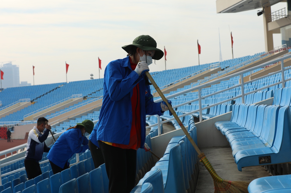 Chùm ảnh: Hơn 100 tình nguyện viên dọn sạch sân Mỹ Đình, ban quản lý gấp rút cải thiện mặt cỏ - Ảnh 3.