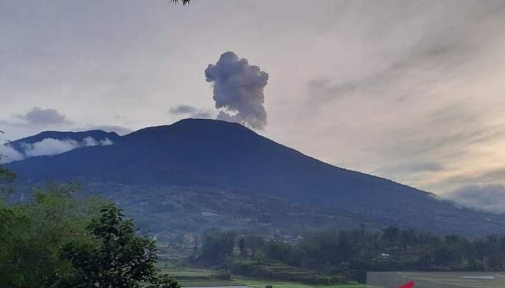 Indonesia sơ tán khẩn cấp người leo núi do núi lửa Marapi liên tiếp phun trào - Ảnh 1.