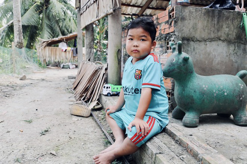 Mẹ bệnh không dám đi chữa trị, gom góp tiền để cứu con trai 6 tuổi bị thận hư, phù nề khắp người