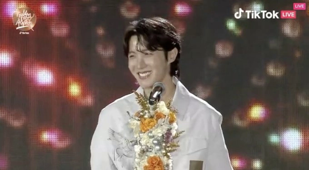 Song Joong Ki gây sốt khi trao giải cho BTS tại Grammy Hàn: Diện mạo thay đổi 1 điểm thấy rõ sau khi có tình yêu mới - Ảnh 8.