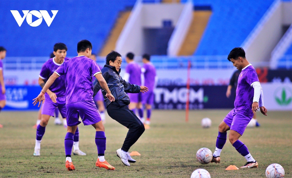 Trợ lý Lee Young-jin nhận cái kết đắng khi đá ma với Văn Hậu và dàn sao ĐT Việt Nam - Ảnh 9.