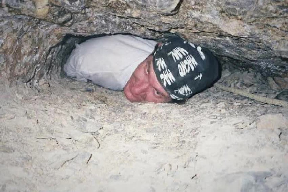 Câu chuyện ám ảnh của người đàn ông mắc kẹt ở hang động nhỏ xíu, chết trong tư thế chổng ngược trước sự bất lực của cứu hộ - Ảnh 4.