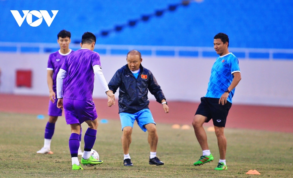 Trợ lý Lee Young-jin nhận cái kết đắng khi đá ma với Văn Hậu và dàn sao ĐT Việt Nam - Ảnh 7.