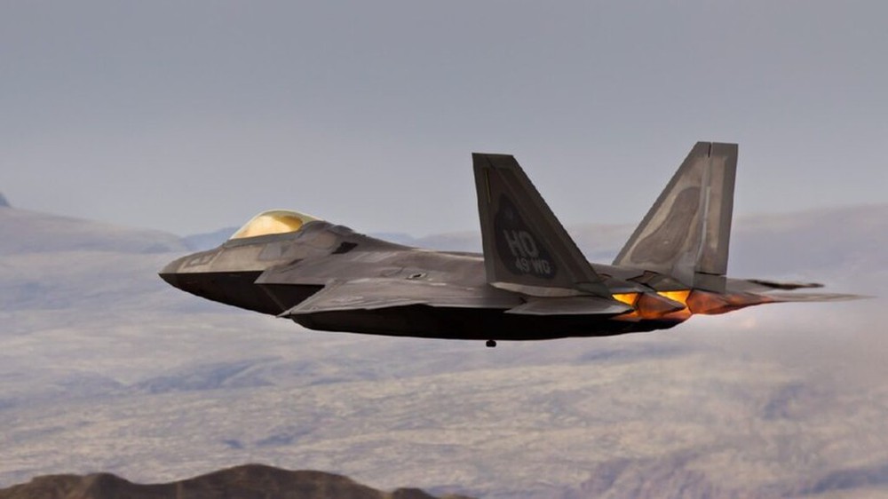 Mỹ muốn đưa tiêm kích F-22 Raptor lên tàu sân bay với phiên bản FB-22 - Ảnh 1.