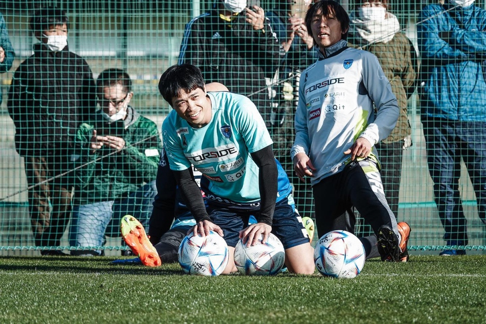 Công Phượng cười rạng rỡ trong buổi tập đầu tiên ở Yokohama FC - Ảnh 1.