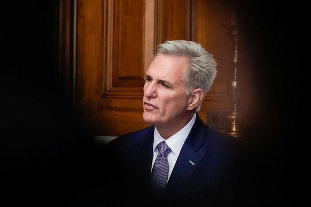 Nhiều mũi dùi chĩa vào Chủ tịch Hạ viện Mỹ Kevin McCarthy - Ảnh 1.