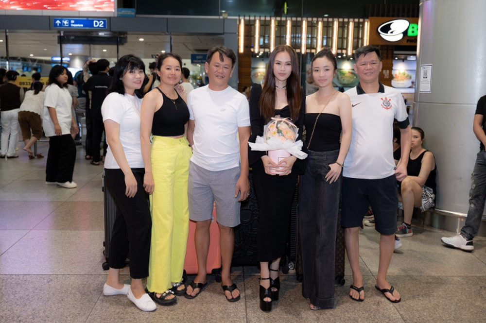 Người đẹp Hồng Vân lên đường dự thi nhan sắc ở Dubai, Lương Mỹ Kỳ tiễn tận sân bay, dặn dò kỹ lưỡng - Ảnh 4.