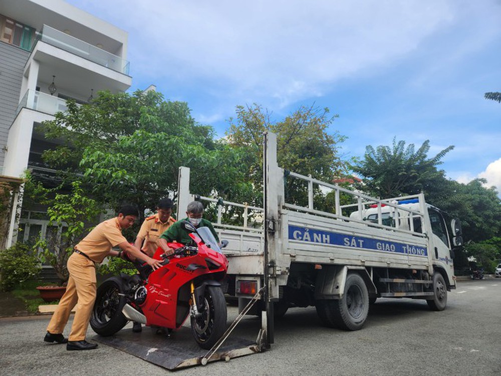 Tiếp tục điều tra vụ người mẫu Ngọc Trinh “làm xiếc” trên đường