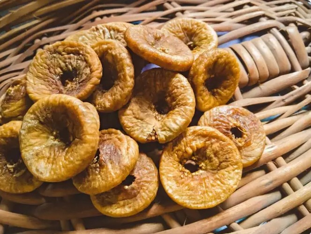 Đây là lý do vì sao bạn nên uống nước sung khi bụng đói