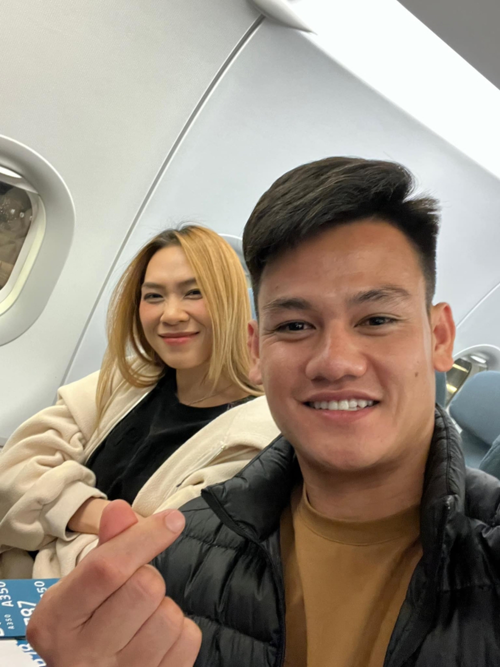 Hồ Tấn Tài ‘flex’ ảnh chụp cùng Mỹ Tâm: ‘2 ngày 1 đêm săn chị cả năm trời còn Tài chỉ cần một chuyến bay’