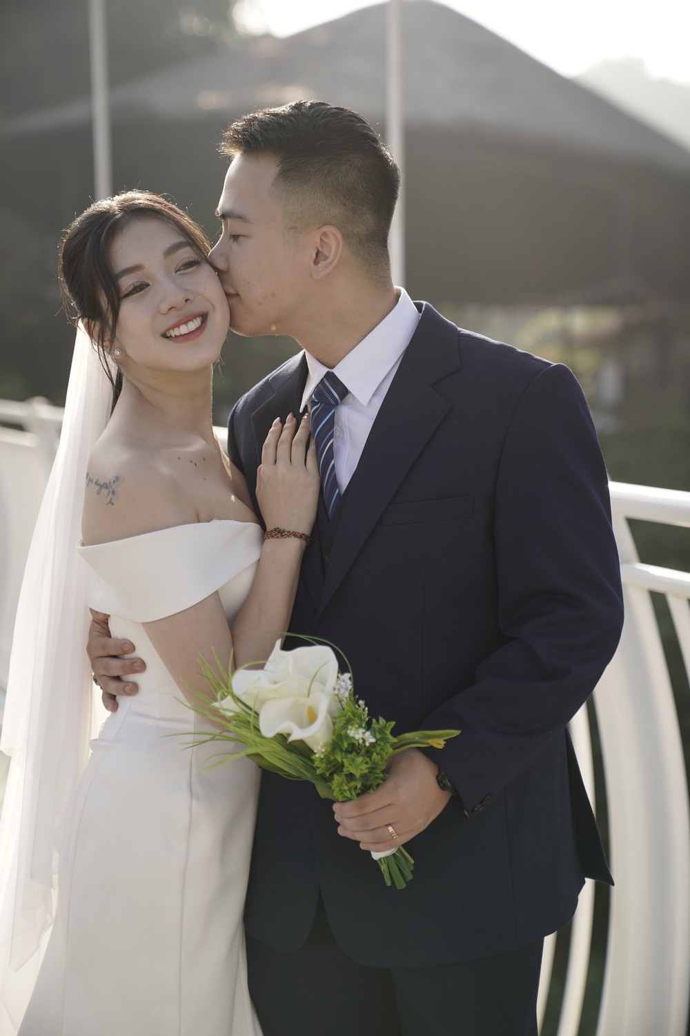 Chuyện tình của cô dâu siêu “ngầu” và anh lớp trưởng cùng bàn, đám cưới phải “chất mới chịu”