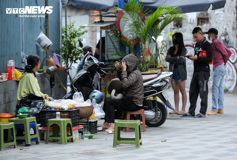 Muôn kiểu đón gió lạnh đầu mùa của người Hà Nội