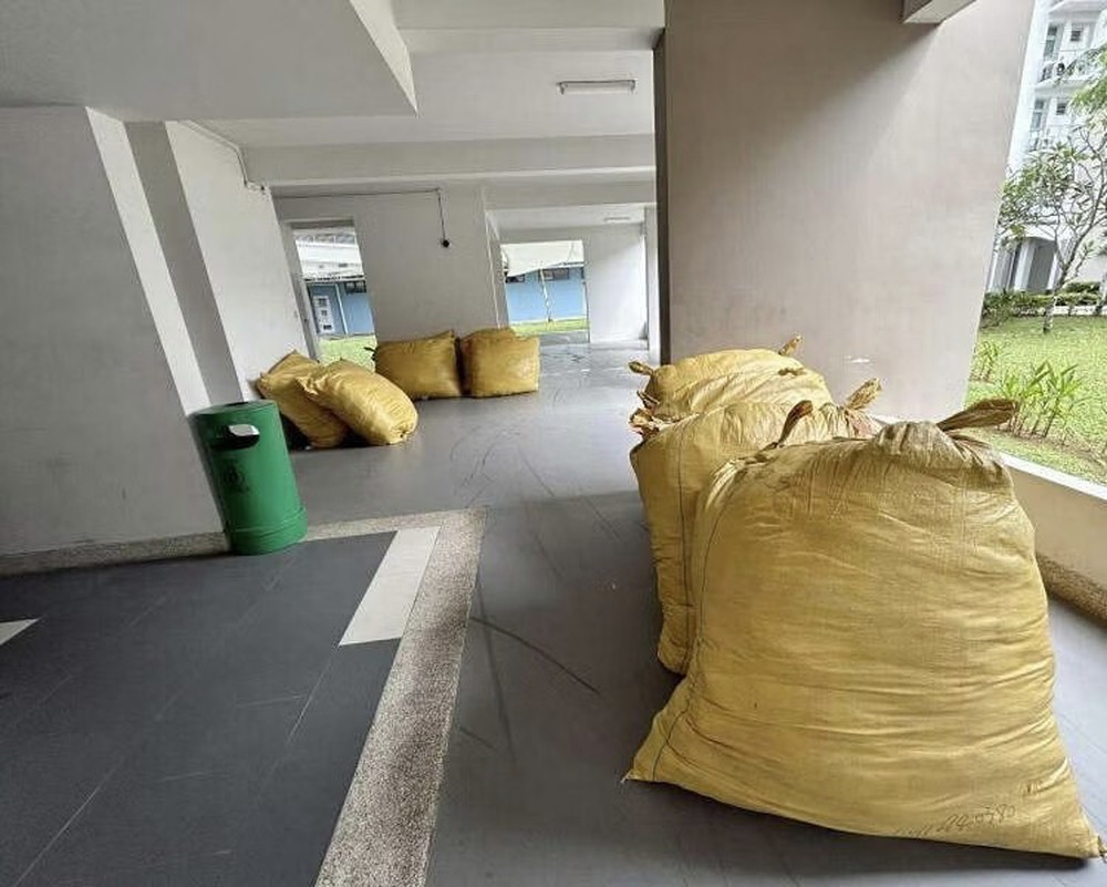 Người đàn ông trả 15 triệu đồng để vận chuyển 1 tấn quần áo về nhà, hành động của shipper khiến ai cũng ức chế - Ảnh 1. Người đàn ông trả 15 triệu đồng để vận chuyển 1 tấn quần áo về nhà, hành động của shipper khiến ai cũng ức chế - Ảnh 1.