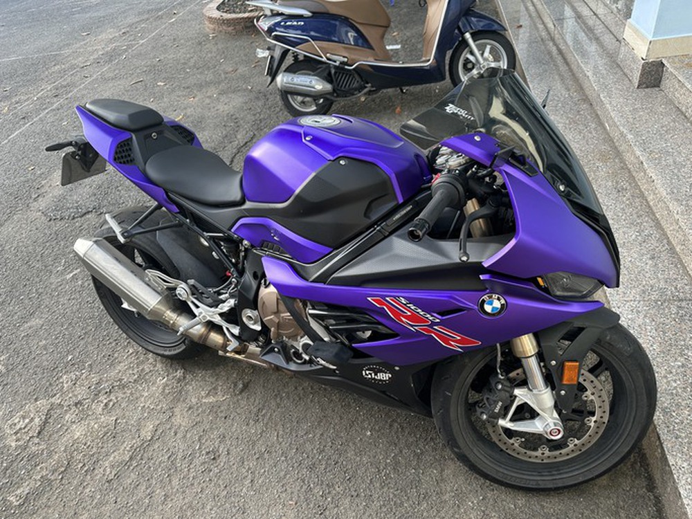 Nghi vấn Ngọc Trinh quảng cáo cho các hãng mô tô: Người trong cuộc nói gì? - Ảnh 1.