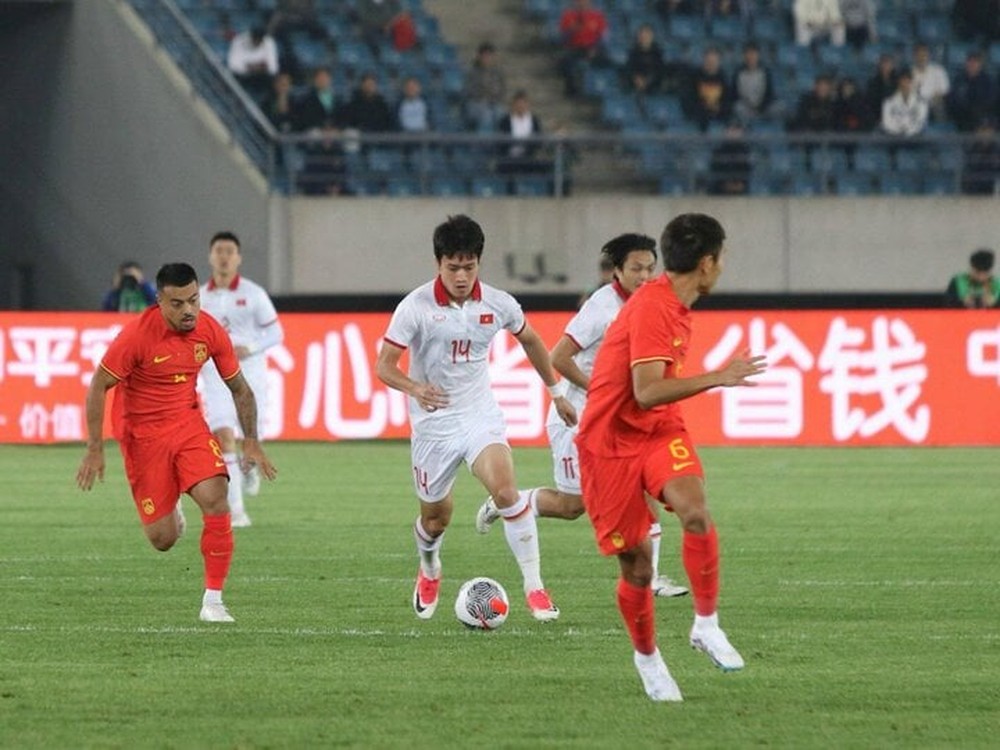 Trực tiếp bóng đá Trung Quốc 0-0 Việt Nam: Tuấn Tài mắc sai lầm - Ảnh 1.