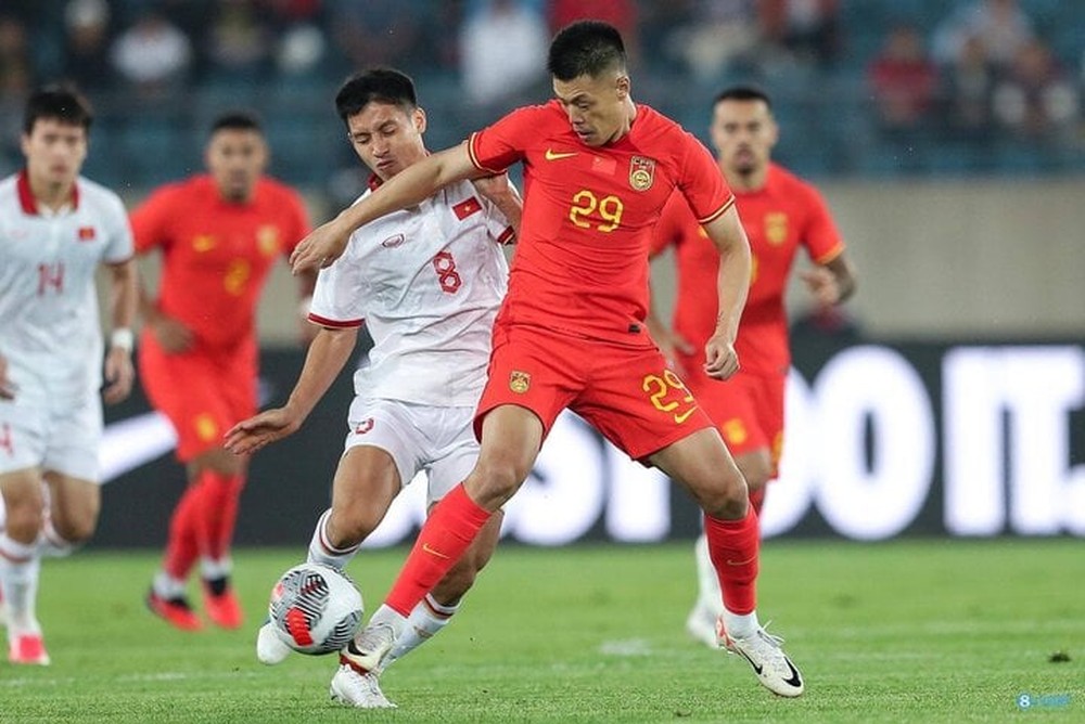 Tiến Linh nhận thẻ đỏ, đội tuyển Việt Nam thua Trung Quốc - Ảnh 1.