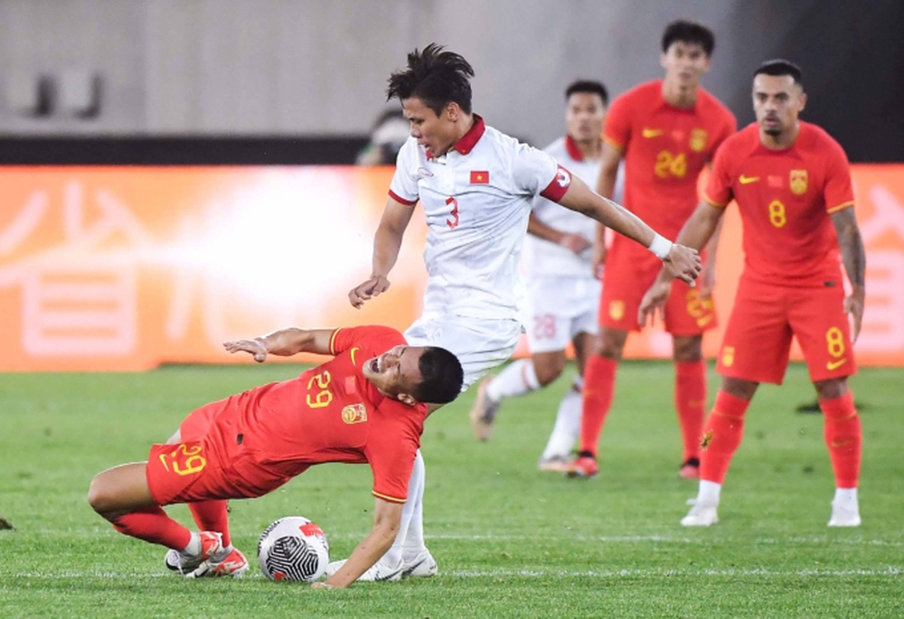 Tiền vệ Trung Quốc khen tuyển Việt Nam hay hơn, Quế Ngọc Hải nói lời thẳng thắn về trình độ đối thủ - Ảnh 2.