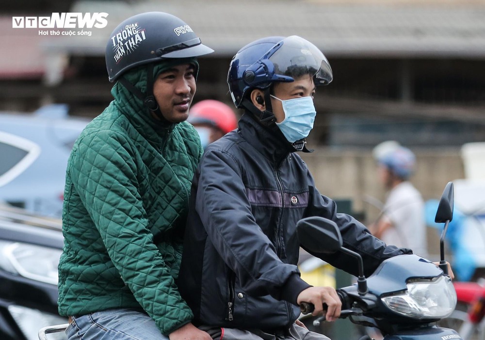 Muôn kiểu đón gió lạnh đầu mùa của người Hà Nội - Ảnh 2.