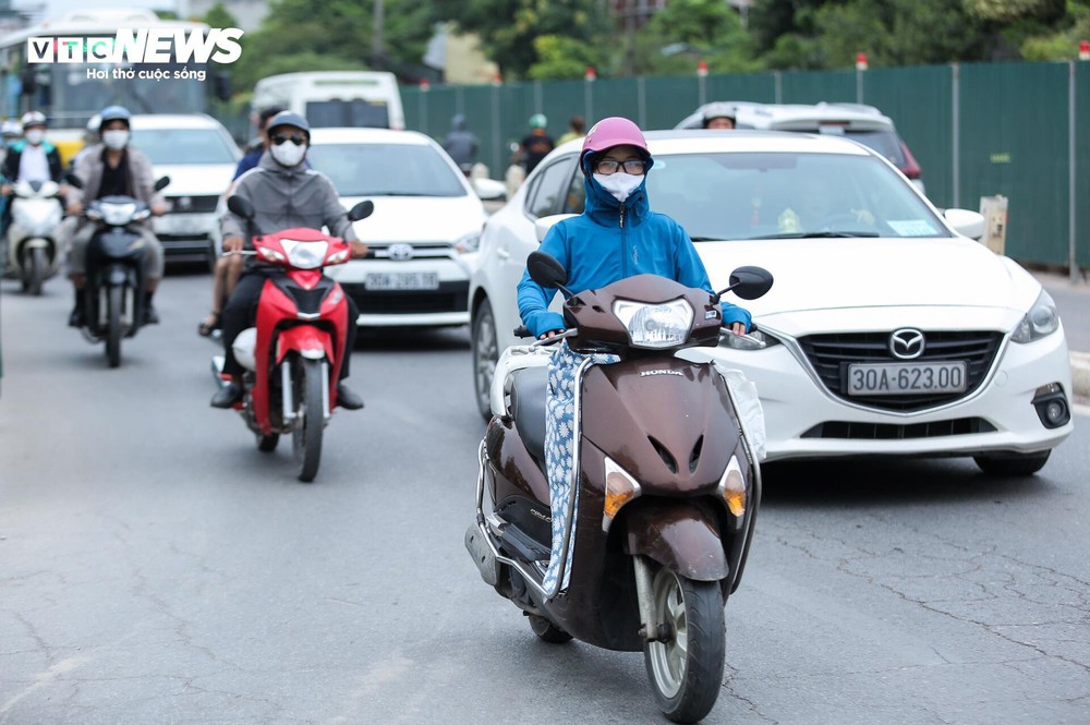 Muôn kiểu đón gió lạnh đầu mùa của người Hà Nội - Ảnh 1.