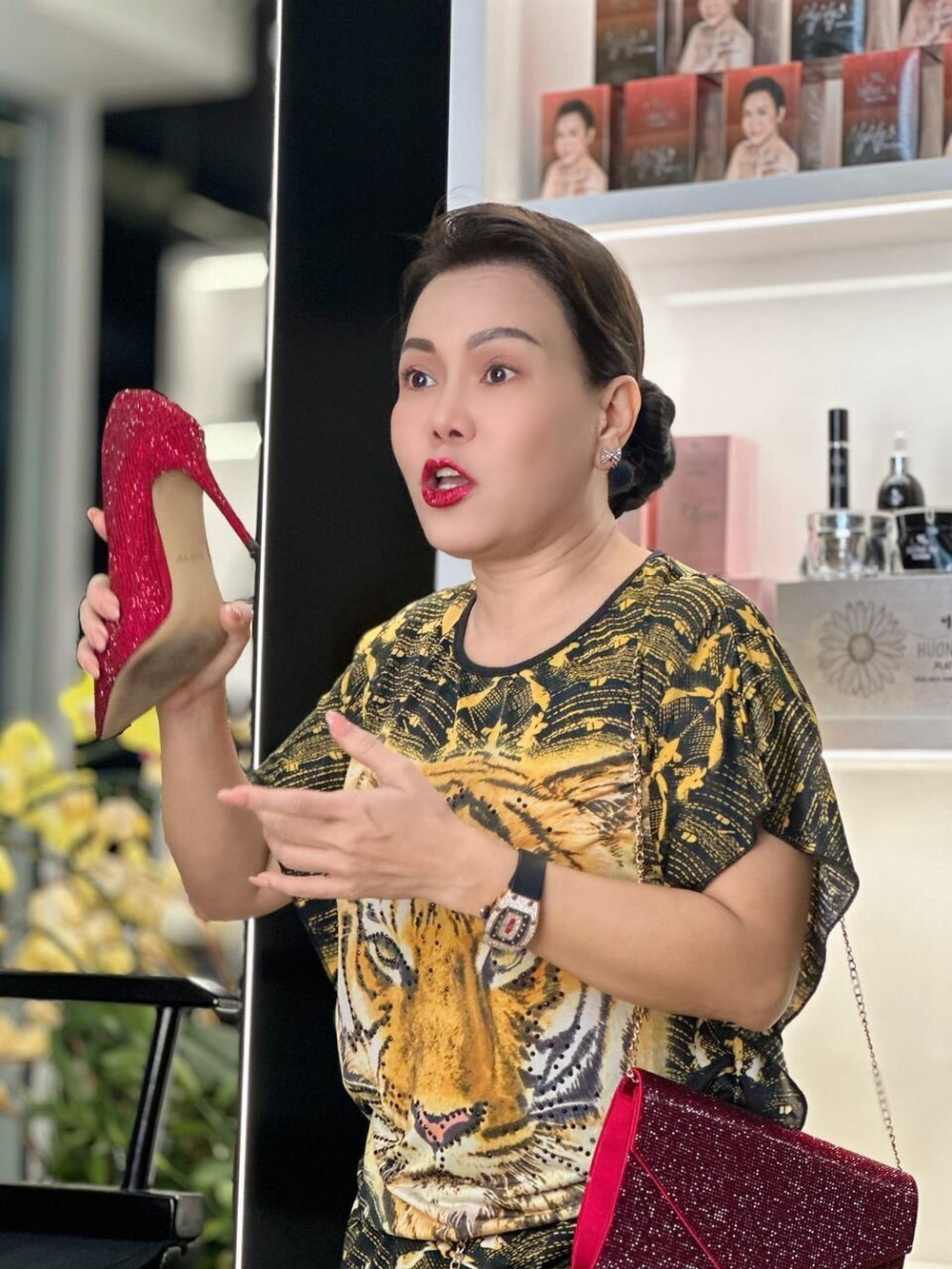 Sao Việt 11/10: Hương Tràm đẹp dịu dàng, Việt Hương bị chồng nói xấu - Ảnh 6.