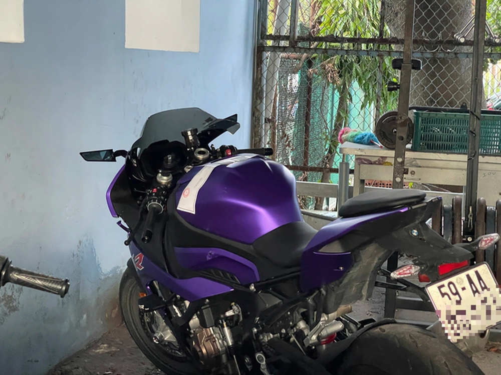 Tiếp tục điều tra vụ người mẫu Ngọc Trinh làm xiếc trên đường - Ảnh 1.