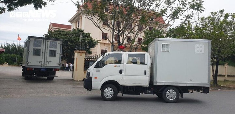 Hình ảnh cựu Giám đốc Sở GD&ĐT Quảng Ninh cùng đồng phạm hầu toà sáng nay - Ảnh 9. Hình ảnh cựu Giám đốc Sở GD&ĐT Quảng Ninh cùng đồng phạm hầu toà sáng nay - Ảnh 9.