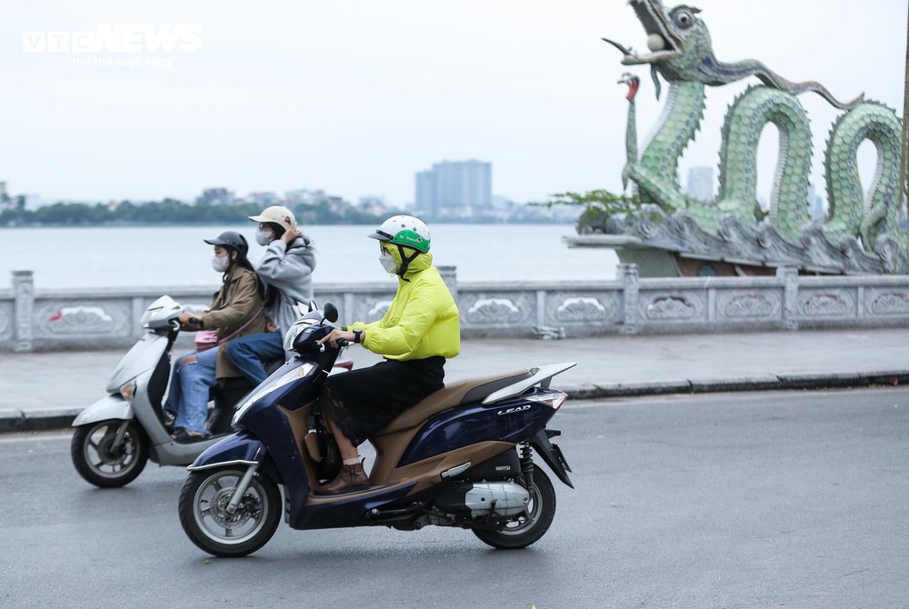 Muôn kiểu đón gió lạnh đầu mùa của người Hà Nội - Ảnh 8. Muôn kiểu đón gió lạnh đầu mùa của người Hà Nội - Ảnh 8.