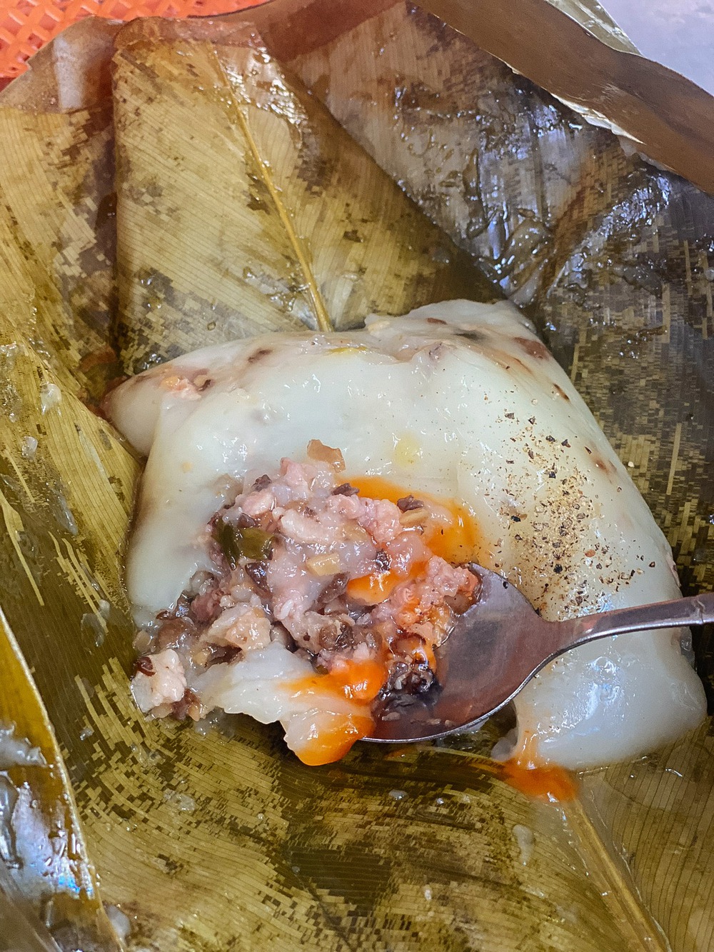 Hàng bánh giò có chỗ ngồi như rạp cưới, cô chủ tiết lộ bí mật hút khách của chiếc bánh “nguyên thủy”