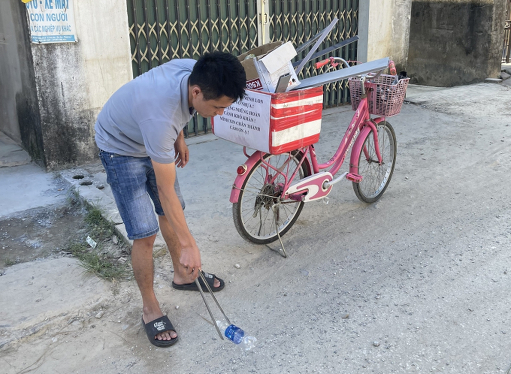 Chàng trai rong ruổi nhặt ve chai, gom góp tặng những người nghèo khó - Ảnh 3.