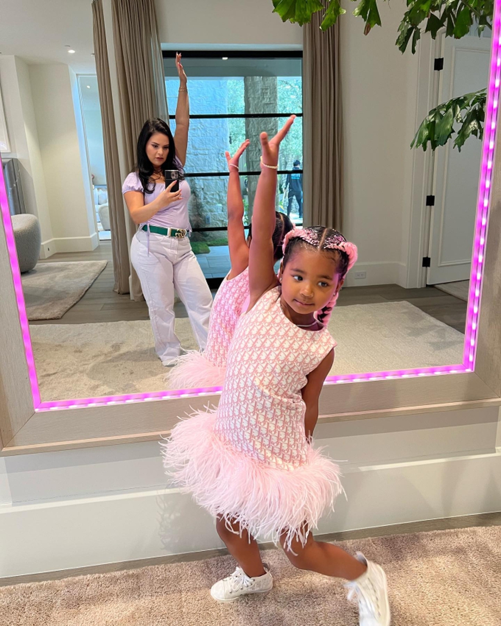 Cuộc sống khó tin của bảo mẫu nhà Kadarshian: Ở dinh thự, du lịch bằng chuyên cơ 73 triệu đô và những đặc quyền cả triệu phú cũng mơ ước - Ảnh 3.