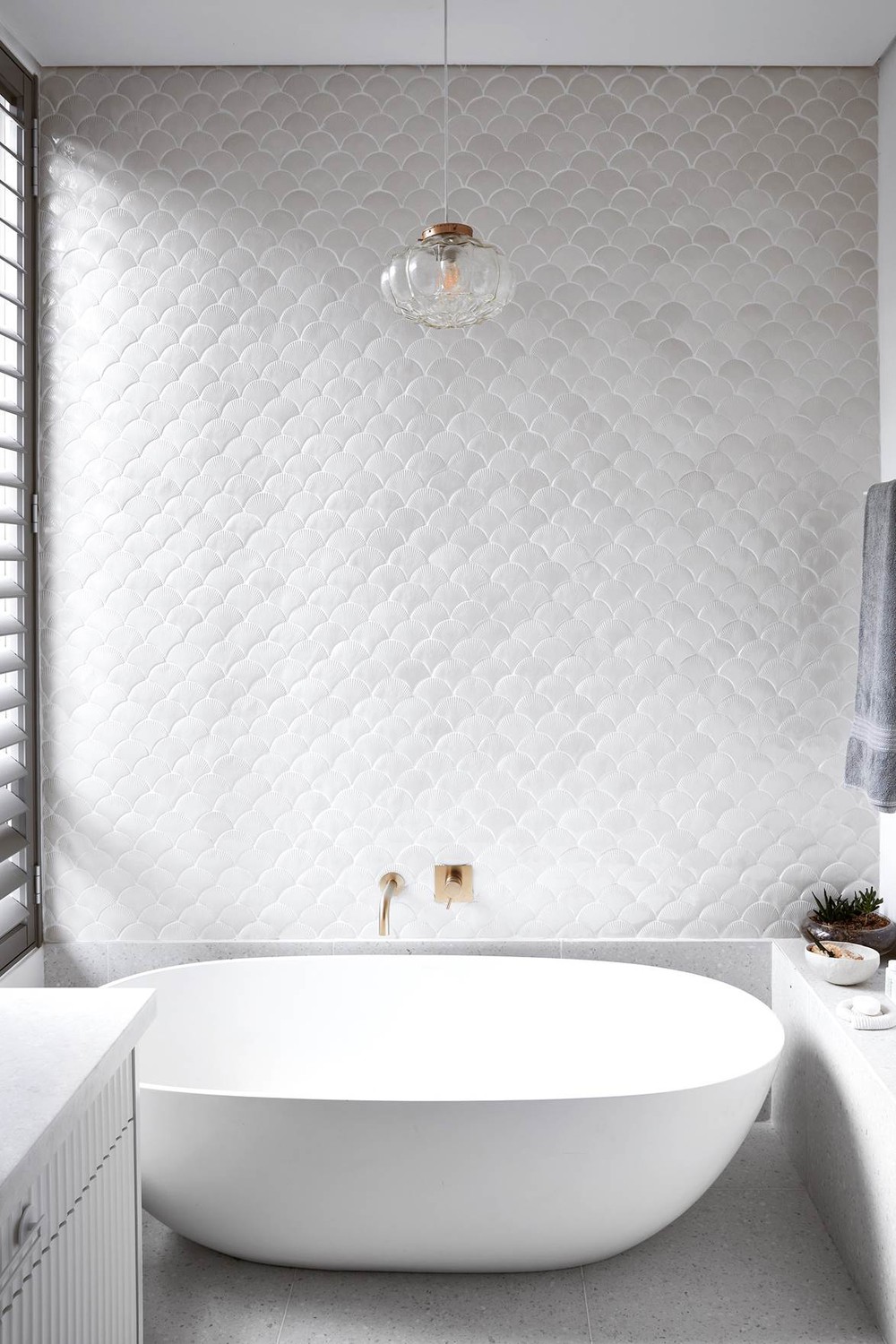 Phòng tắm gia đình thư thái như tại spa nhờ thiết kế sắc trắng chủ đạo - Ảnh 3.