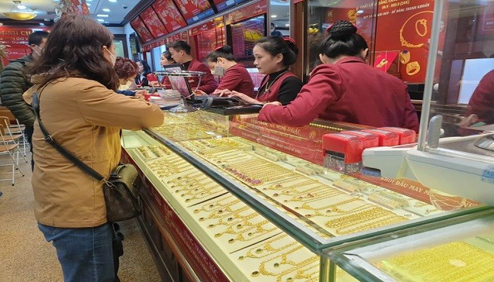 Giá vàng hôm nay tăng mạnh gần mức 70 triệu đồng/lượng - Ảnh 1. Giá vàng hôm nay tăng mạnh gần mức 70 triệu đồng/lượng - Ảnh 1.