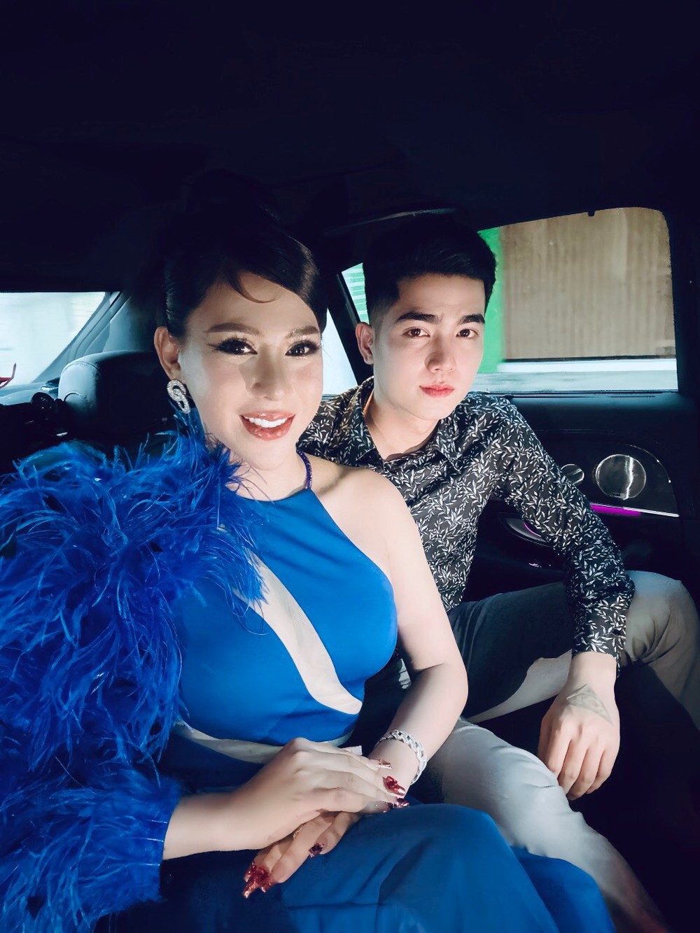 Sau đám cưới khủng, hotgirl chuyển giới Trúc Ly bất ngờ xuất hiện bên trai lạ