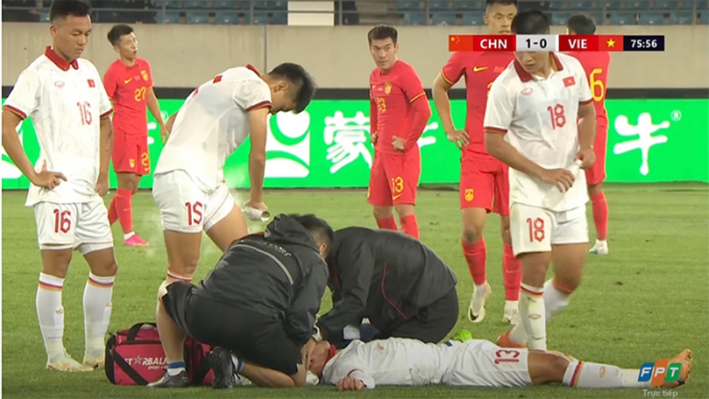 Cầu thủ Trung Quốc khiến hậu vệ Việt Nam phải khâu 7 mũi, HLV Troussier thêm tin dữ trước ngày đấu Hàn Quốc - Ảnh 1.