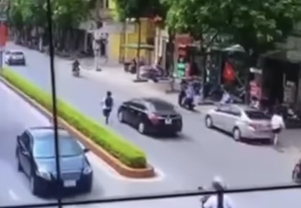 Công an xác minh vụ việc học sinh chạy xe vượt đầu ô tô rồi gặp tai nạn ở Hà Nam