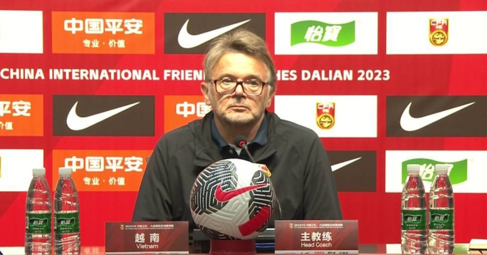 HLV Troussier: “Tôi khá thất vọng, nhưng giờ vẫn là lúc tuyển Việt Nam được phép mắc sai lầm” - Ảnh 1.