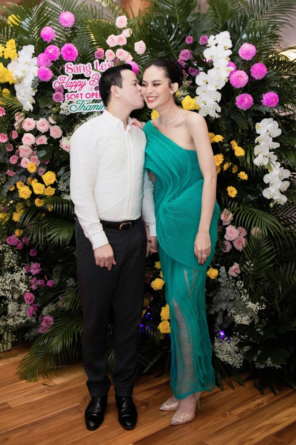 Dàn sao tới chúc mừng sinh nhật Sang Lê, chồng doanh nhân tình tứ tặng nụ hôn - Ảnh 4.