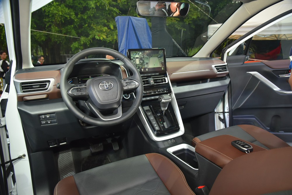 Toyota Innova Cross ra mắt Việt Nam: Giá từ 810 triệu rẻ hơn Custin, nhiều trang bị vượt trội nhóm MPV phổ thông - Ảnh 9. Toyota Innova Cross ra mắt Việt Nam: Giá từ 810 triệu rẻ hơn Custin, nhiều trang bị vượt trội nhóm MPV phổ thông - Ảnh 9.