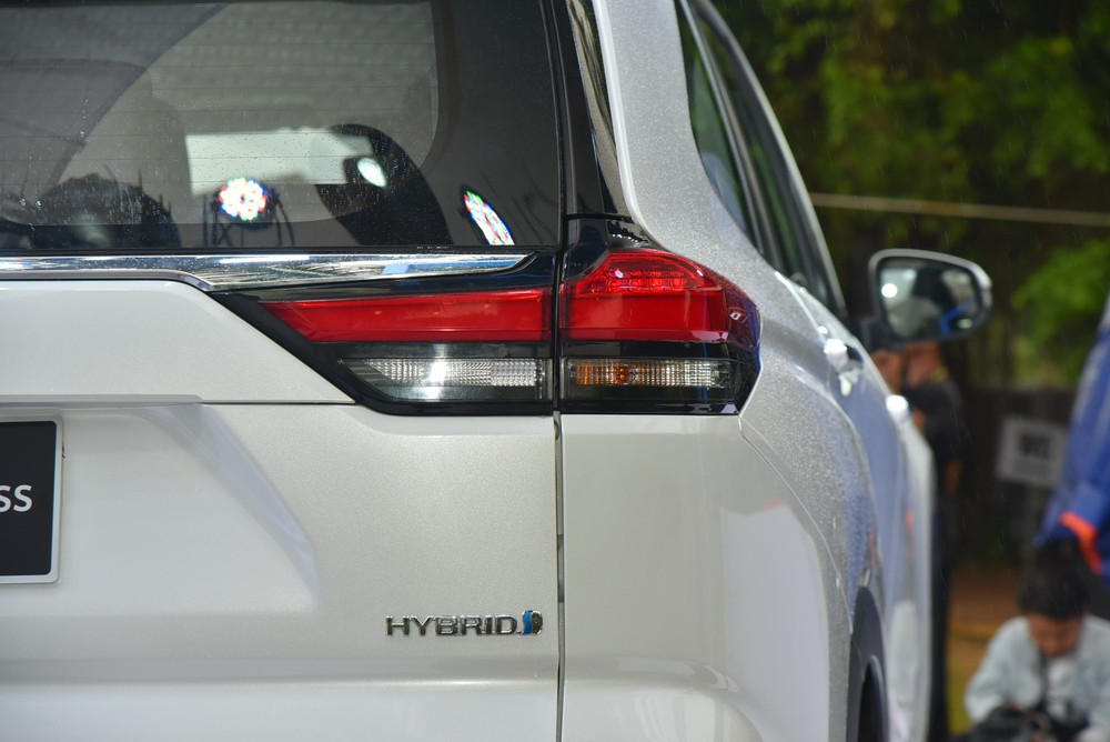 Toyota Innova Cross ra mắt Việt Nam: Giá từ 810 triệu rẻ hơn Custin, nhiều trang bị vượt trội nhóm MPV phổ thông - Ảnh 7. Toyota Innova Cross ra mắt Việt Nam: Giá từ 810 triệu rẻ hơn Custin, nhiều trang bị vượt trội nhóm MPV phổ thông - Ảnh 7.