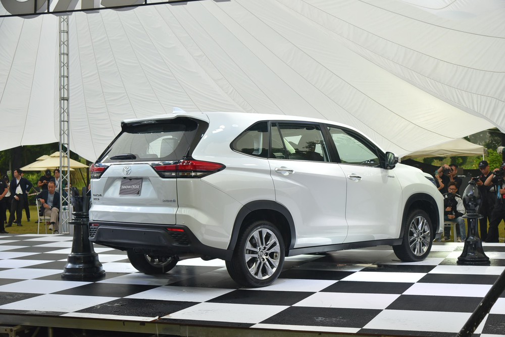Toyota Innova Cross ra mắt Việt Nam: Giá từ 810 triệu rẻ hơn Custin, nhiều trang bị vượt trội nhóm MPV phổ thông - Ảnh 5. Toyota Innova Cross ra mắt Việt Nam: Giá từ 810 triệu rẻ hơn Custin, nhiều trang bị vượt trội nhóm MPV phổ thông - Ảnh 5.