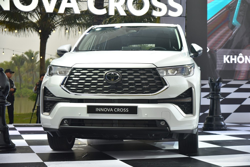 Toyota Innova Cross ra mắt Việt Nam: Giá từ 810 triệu rẻ hơn Custin, nhiều trang bị vượt trội nhóm MPV phổ thông - Ảnh 4. Toyota Innova Cross ra mắt Việt Nam: Giá từ 810 triệu rẻ hơn Custin, nhiều trang bị vượt trội nhóm MPV phổ thông - Ảnh 4.