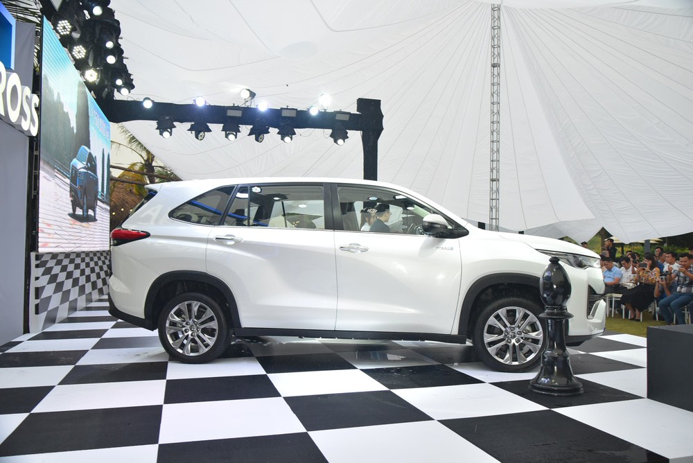 Toyota Innova Cross ra mắt Việt Nam: Giá từ 810 triệu rẻ hơn Custin, nhiều trang bị vượt trội nhóm MPV phổ thông - Ảnh 3. Toyota Innova Cross ra mắt Việt Nam: Giá từ 810 triệu rẻ hơn Custin, nhiều trang bị vượt trội nhóm MPV phổ thông - Ảnh 3.