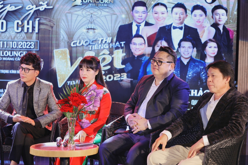 Ca sĩ ở nhà 100 tỷ Trang Nhung tái xuất làm giám khảo, gây bất ngờ với nhan sắc tuổi 50 - Ảnh 1.